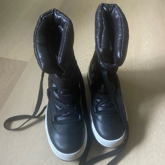 Noize Emmi Black and White Winter Boots, size 7 - Picture 2 of 5